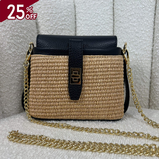 Borsa ÈCLAT Alma in rafia e pelle color nero, black con catena dorata, vista frontale su sfondo neutro