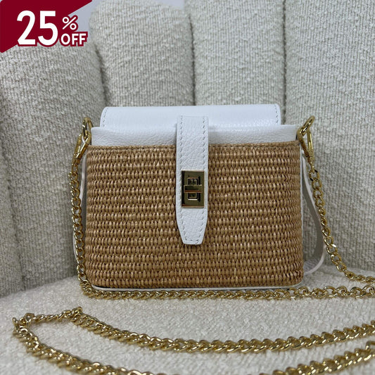 Borsa ÈCLAT Alma in rafia e pelle color bianco, white con catena dorata, vista frontale su sfondo neutro