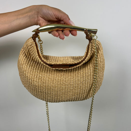Borsa in rafia naturale e pelle cognac con manico in metallo dorato e tracolla a catena – Made in Italy by ÈCLAT
