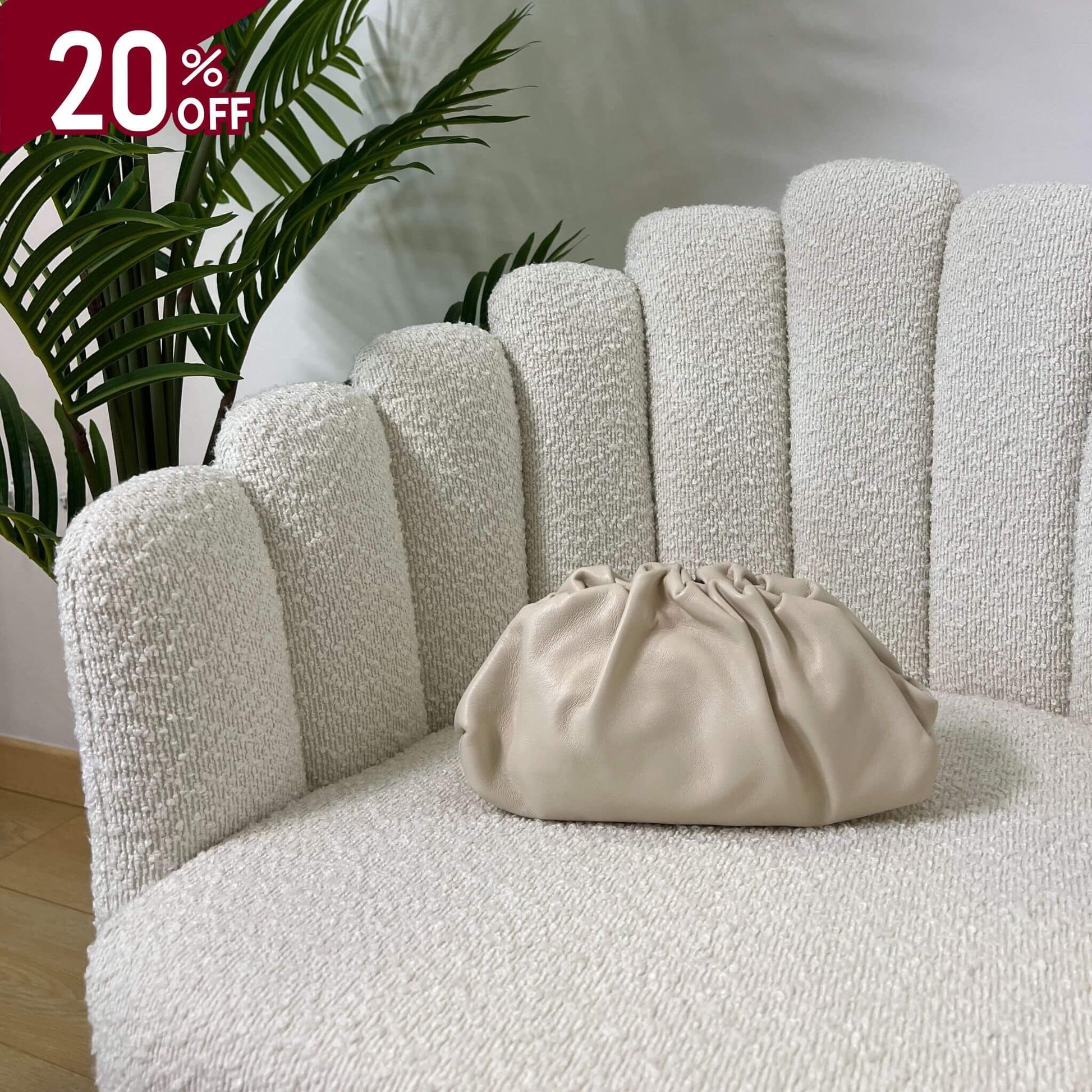 Mini pouch avorio ÉCLAT Bags in stile Bottega Veneta su polotrona chiara, borsa elegante artigianale in pelle