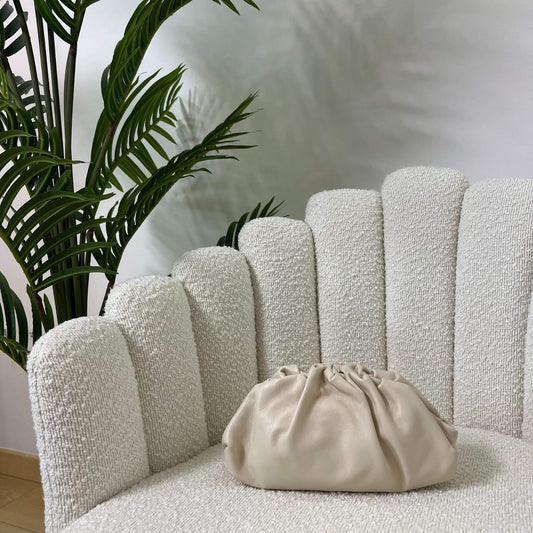 Mini pouch avorio ÉCLAT Bags in stile Bottega Veneta su poltrona chiara, borsa elegante artigianale in pelle