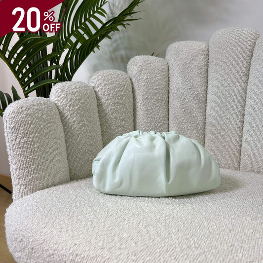 Mini pouch menta glaciale ÉCLAT Bags in stile Bottega Veneta su polotrona chiara, borsa elegante artigianale in pelle